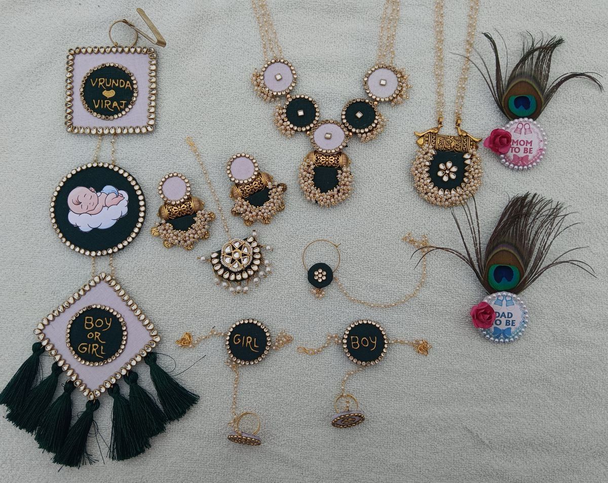 Baby shower jewellery set