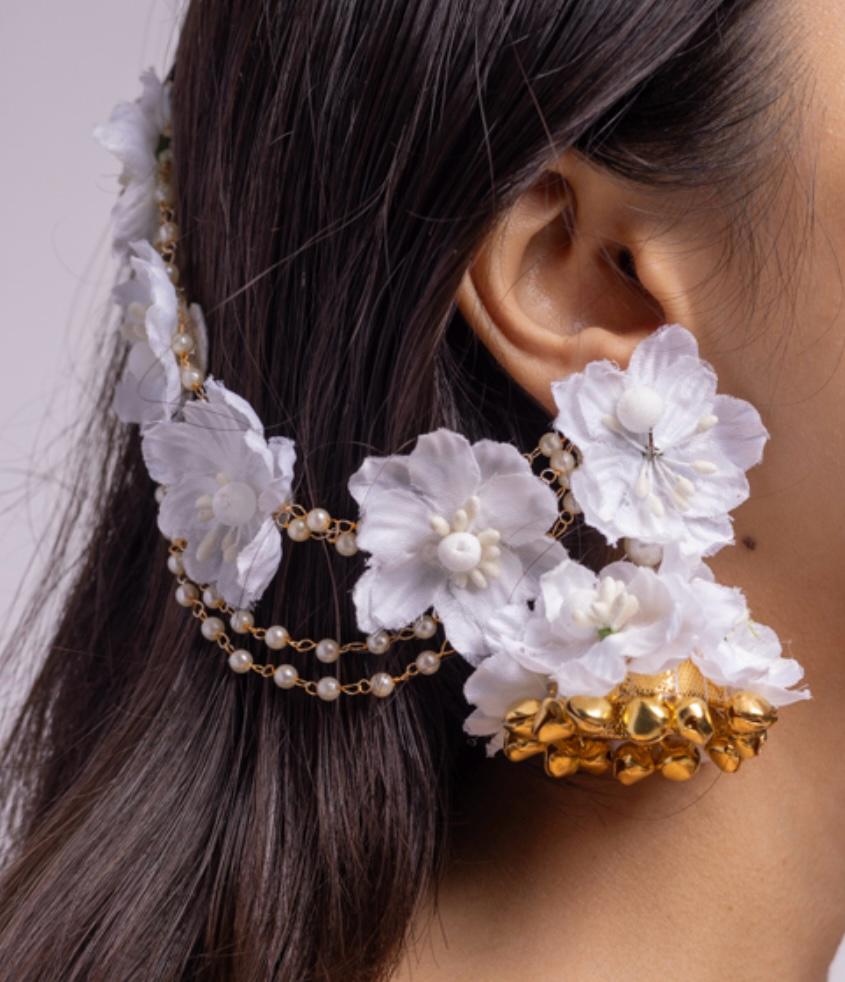 White flower hair accessory with pearls, perfect for weddings and traditional ceremonies.